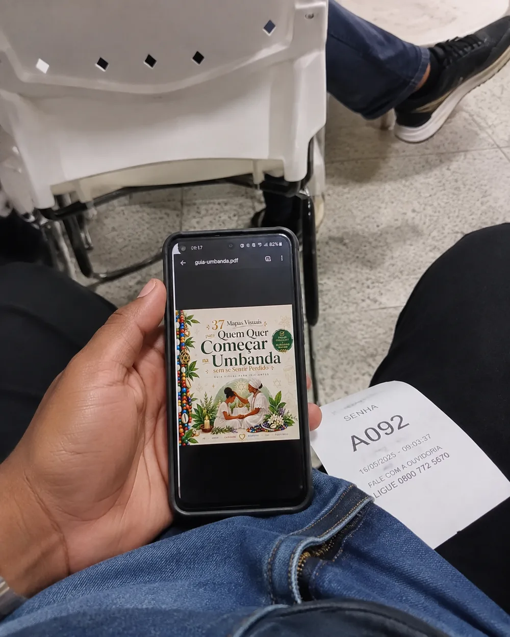 Capa dos 37 Mapas Visuais aberta no celular na sala de espera